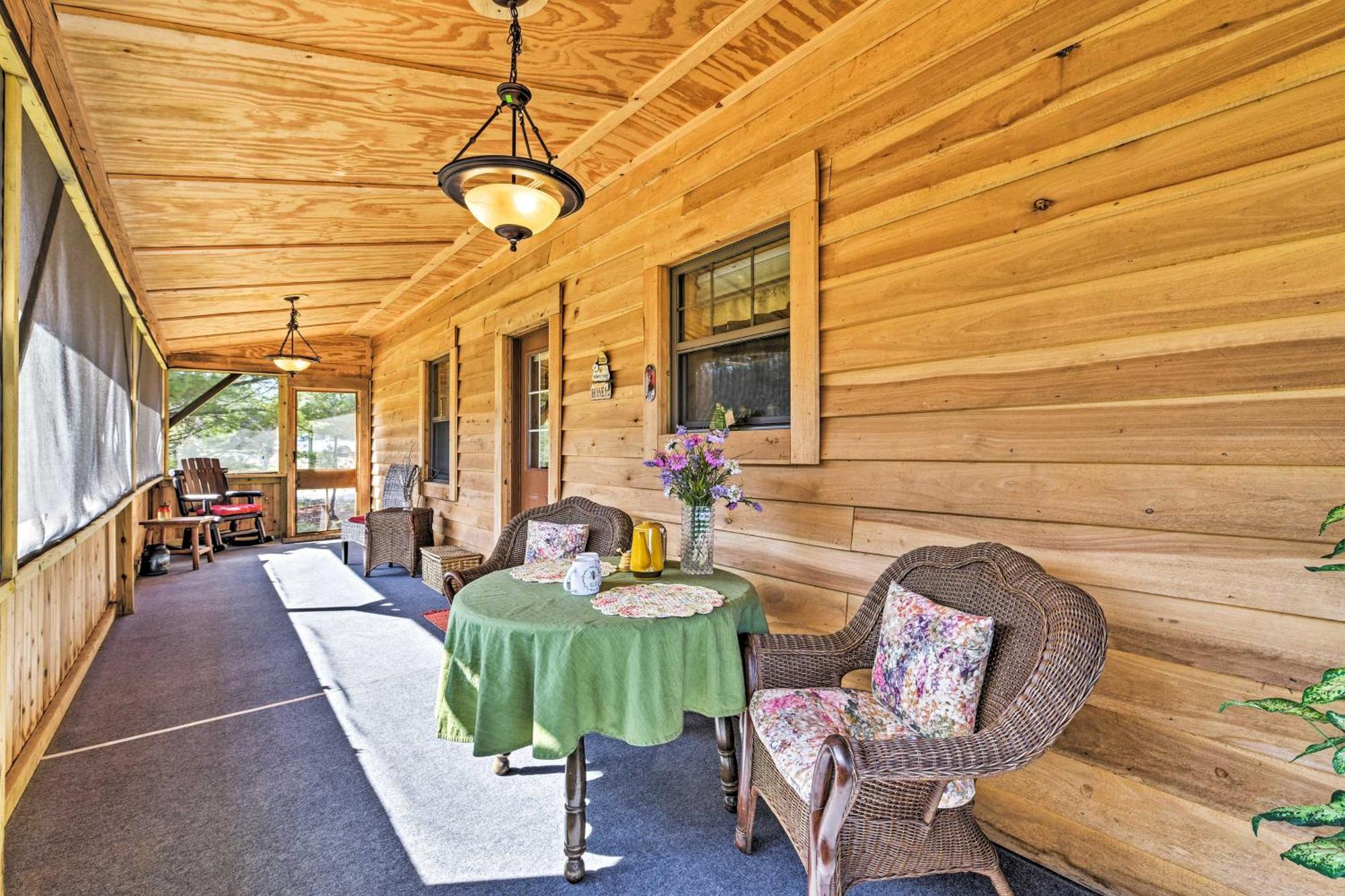 Honey House Cabin - A Quiet Countryside Retreat! Nappanee ภายนอก รูปภาพ